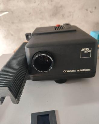 Proiettore Zeisd Ikon con carrelli