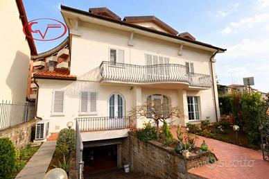 Villa di 260 m² con più di 5 locali e box auto a M