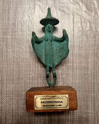 Bronzetto sardo nuragico "Sacerdotessa" La Fucina