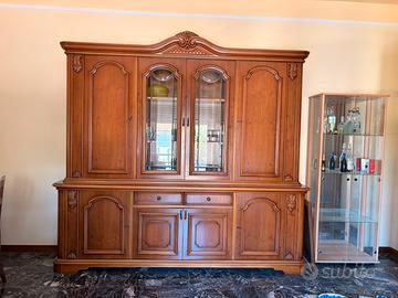 Mobile sala in noce con vetrina, stile classico