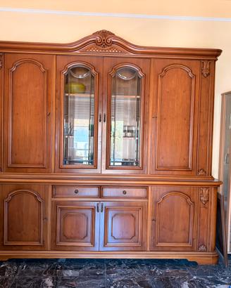 Mobile sala in noce con vetrina, stile classico