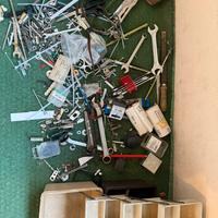 Vari attrezzi da lavoro e cassetta degli attrezzi