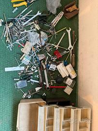 Vari attrezzi da lavoro e cassetta degli attrezzi