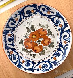 Piatto bianco in ceramica con fiori dipinti
