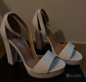 Tacchi bianchi con plateau