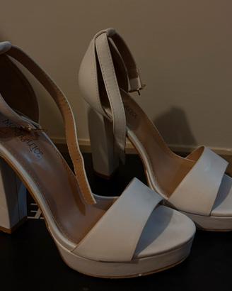 Tacchi bianchi con plateau