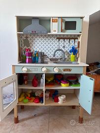 Cucina per bambini in legno con accessori