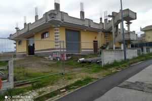 Fabbricato in zona artigianale a Melfi PZ