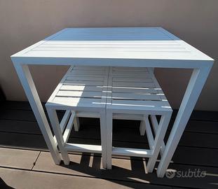 Tavolo da esterno per aperitivo con 4 sgabelli