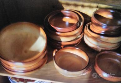 Servizio piatti, piatti e ciotole in terracotta
