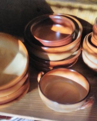 Servizio piatti, piatti e ciotole in terracotta