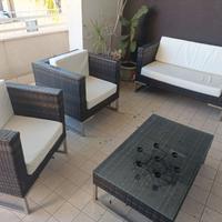 Set divano e 2 poltrone con tavolino basso in ratt