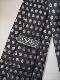 Cravatta Prada a pois d'argento in pura seta