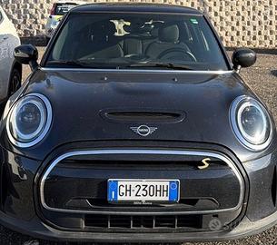 MINI COOPER SE GUARDA LE FOTO