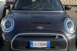 MINI COOPER SE GUARDA LE FOTO