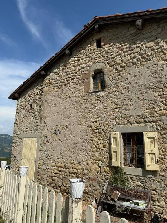 Rustico / Casale di 240 m² con 5 locali e box auto - Altro