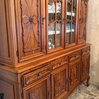 Un mobile di legno antico