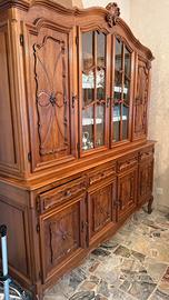 Un mobile di legno antico