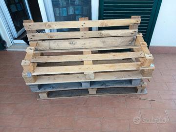 e una panchina da giardino in pallet 