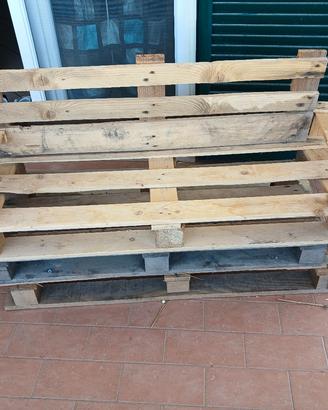 e una panchina da giardino in pallet 