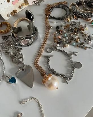 Lotto bijoux misti: orecchini, bracciali, collane