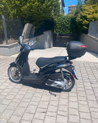 Piaggio Liberty 150 ABS con bauletto e parabrezza