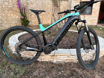 bicicletta elettrica E MTB bianchi