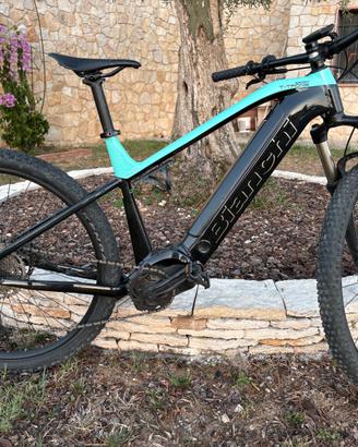 bicicletta elettrica E MTB bianchi