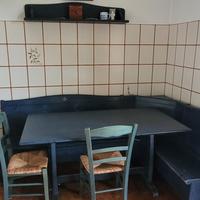 Arredamento cucina: tavolo, sedie e cassapanca