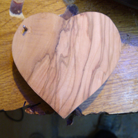 Cuscino cuorportafedi matrimonio in legno di ulivo