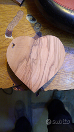 Cuscino cuorportafedi matrimonio in legno di ulivo