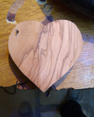Cuscino cuorportafedi matrimonio in legno di ulivo