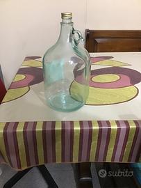 Damigiane dame da 5 litri e bottiglioni da 2 litri