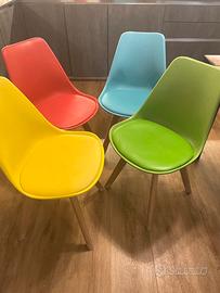 4 sedie di diversi colori