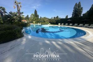 villa singola immersa nel verde con piscina