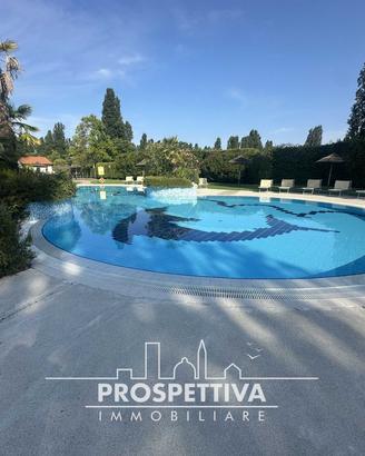 villa singola immersa nel verde con piscina