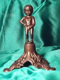 Scultura putto che fa pipì