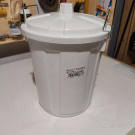 Secchio in plastica con coperchio