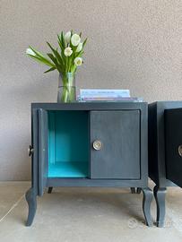 Coppia di comodini vintage restaurati a mano