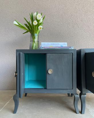 Coppia di comodini vintage restaurati a mano
