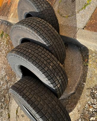 Pneumatici Gomme 235 75 15