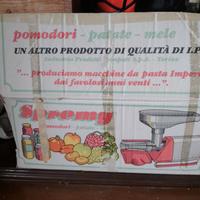 Spremi pomodori e pentola con coperchio