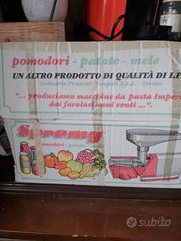 Spremi pomodori e pentola con coperchio