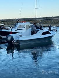 Barca cabinata e motore