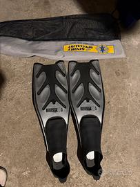 Due paia di pinne per il nuoto