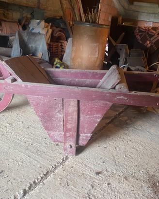 Carriola in legno fatta a mano