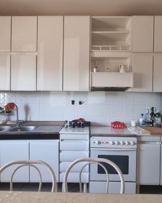 Cucina completa con elettrodomestici