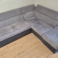 Divano grigio angolare con penisola