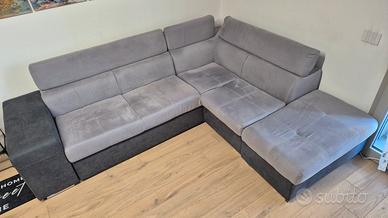 Divano grigio angolare con penisola