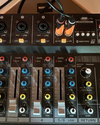 Casse per musica con il mixer